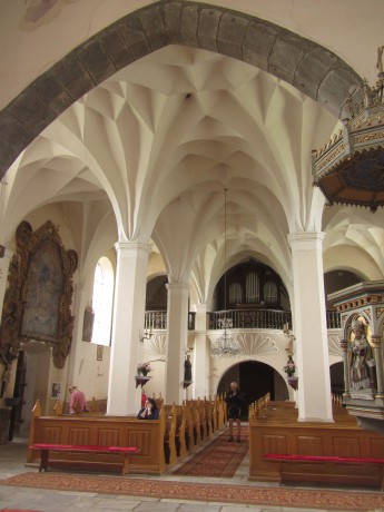 Interiér kostela v Nezamyslicích