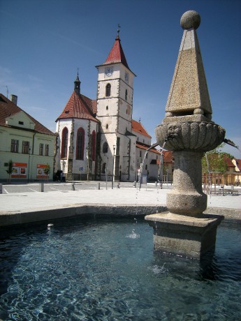 Horažďovice, kašna, kostel