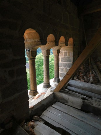 Svojsin, romanske okno na vezi kostela