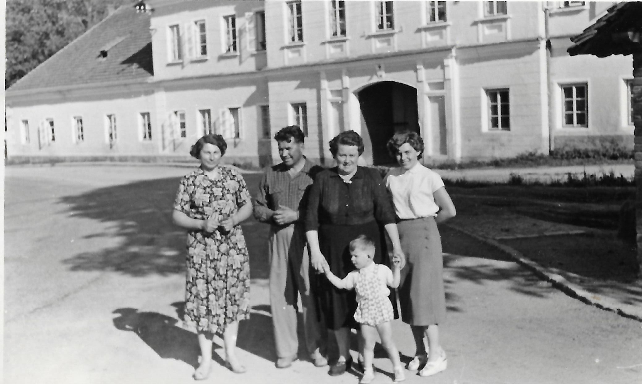 Statek za zámkem ve Lnářích v roce 1957