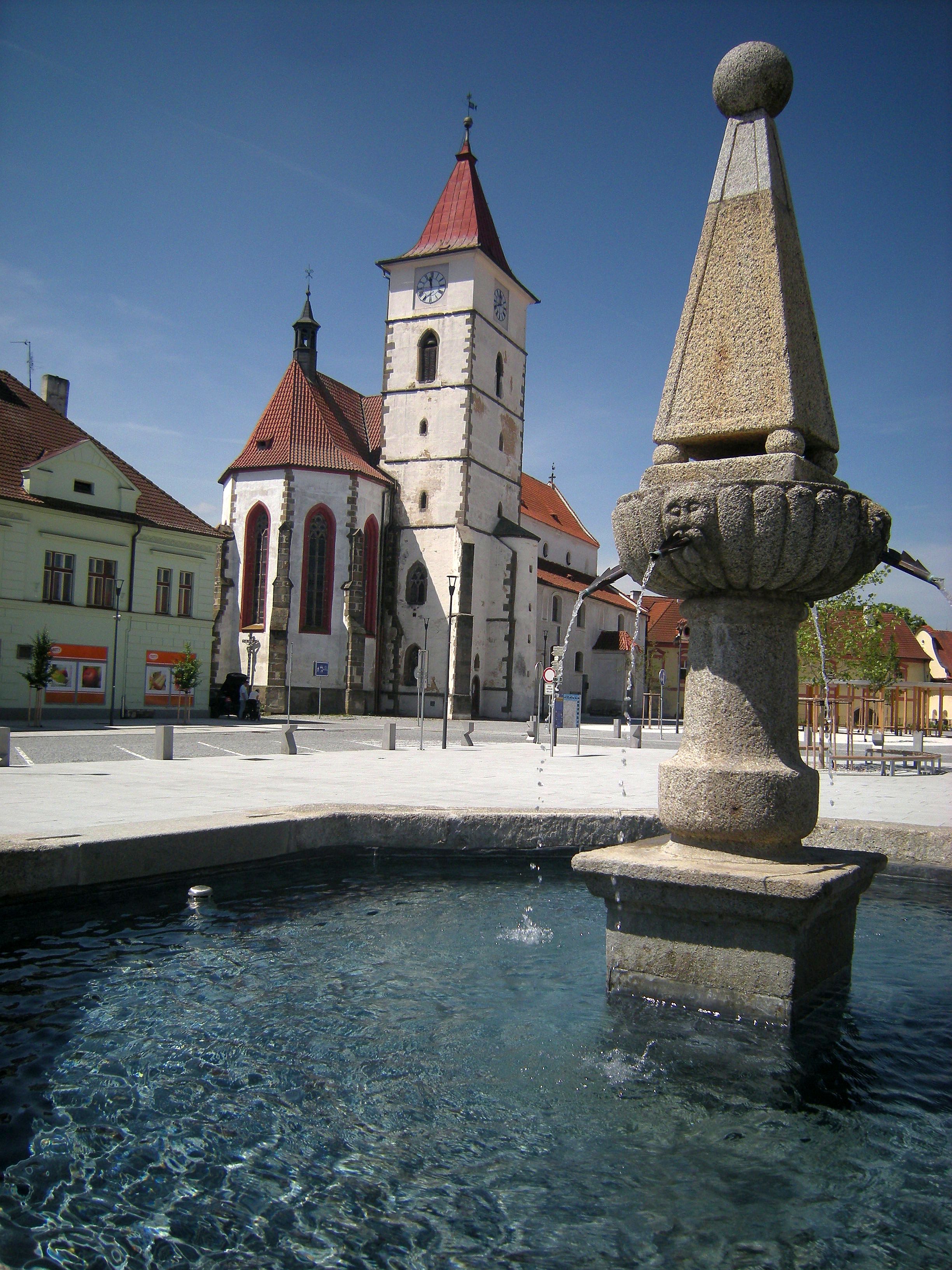 Horažďovice, kašna, kostel