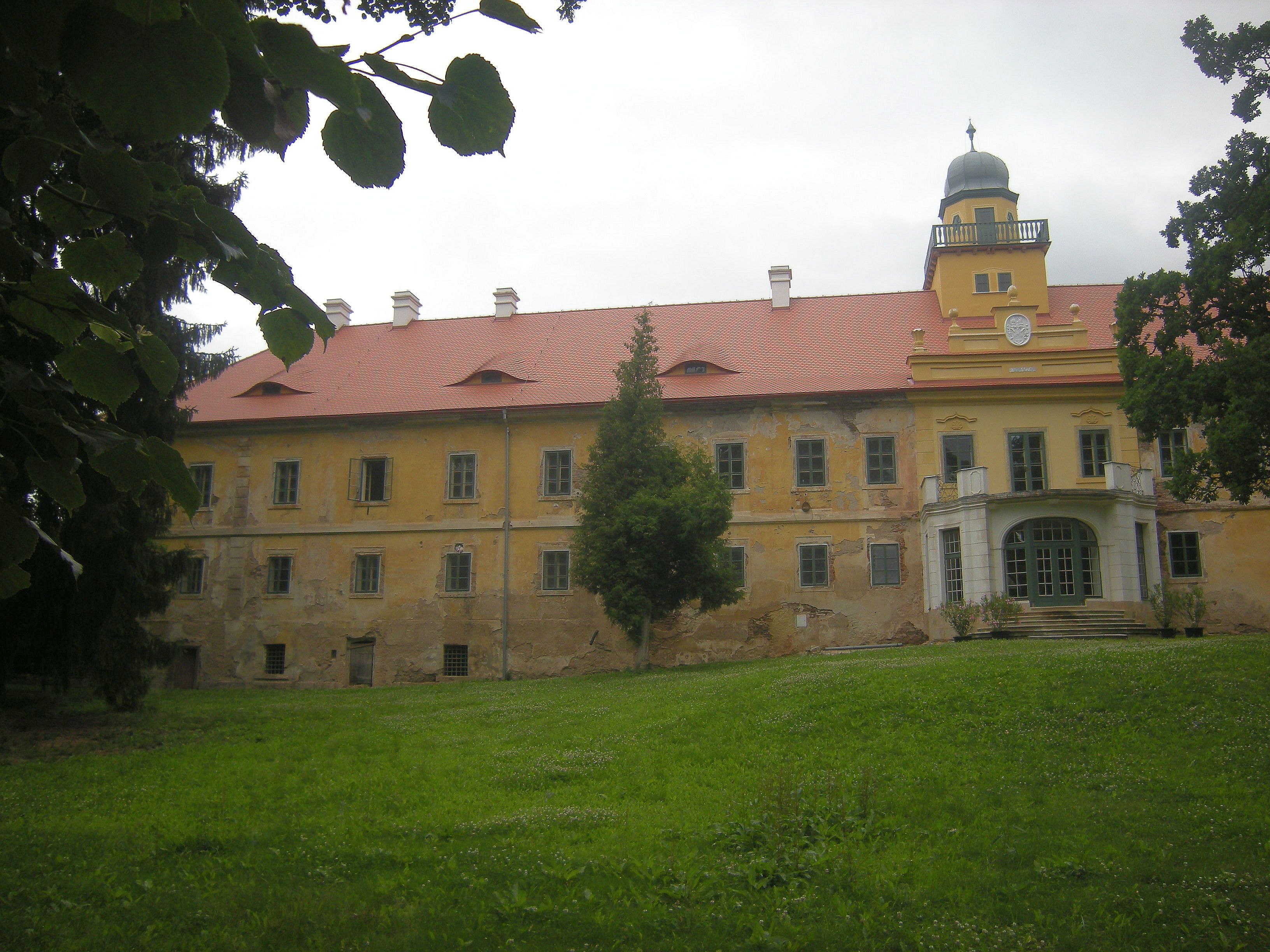 Stedra, zamek z parku